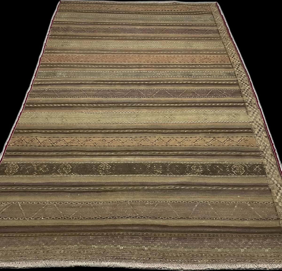 alfombra persa de estilo sumak en dimensiones 268 centímetros de largo por 153 centímetros de ancho — Perspectiva