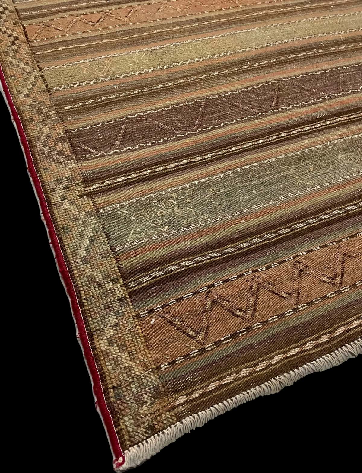 Persian rug of Sumak style in dimensions 268 centimeters length by 153 centimeters width with mainly green and brown colors — Corner & edge