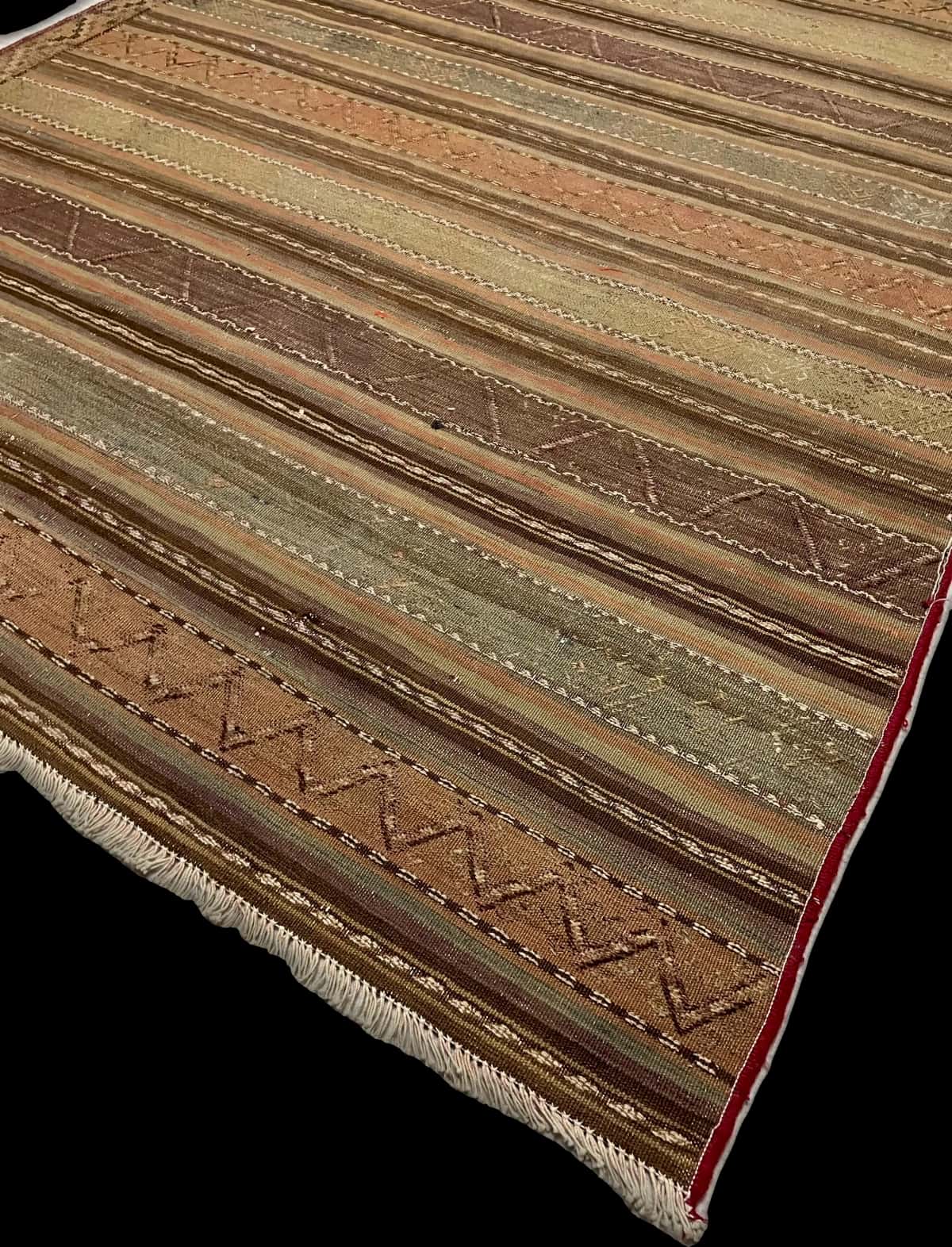 Persian rug of Sumak style in dimensions 268 centimeters length by 153 centimeters width with mainly green and brown colors — Corner & edge