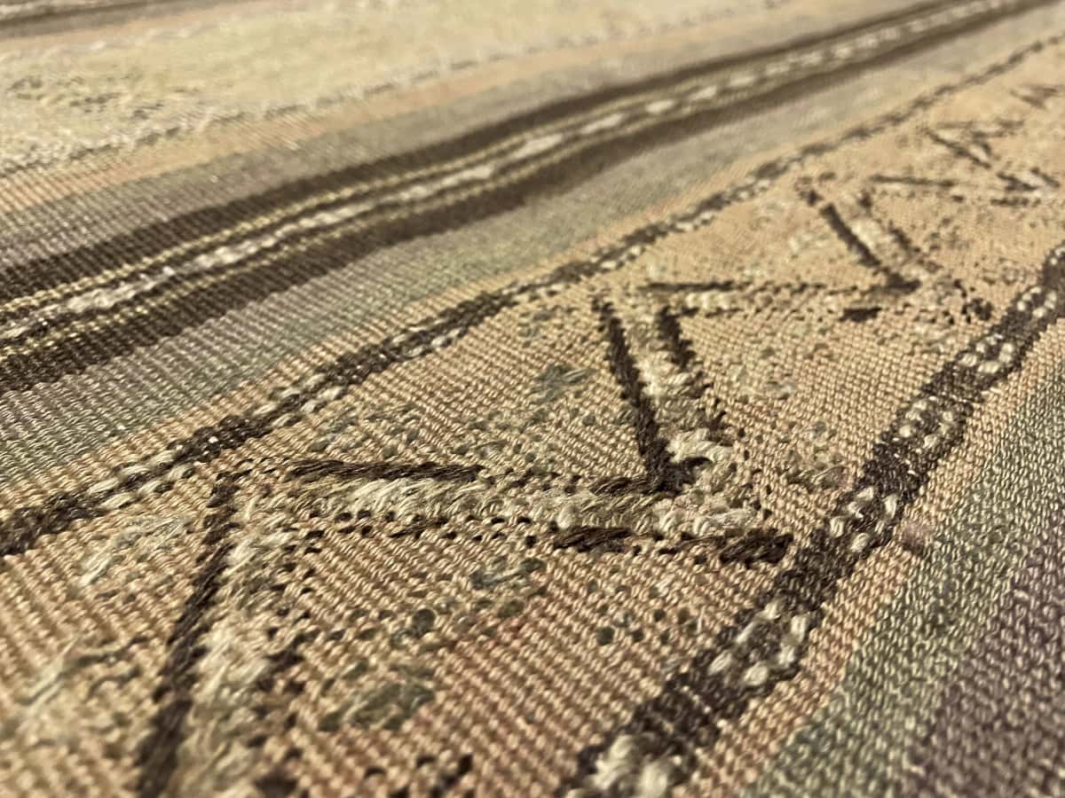 alfombra persa de estilo sumak en dimensiones 268 centímetros de largo por 153 centímetros de ancho — Primer plano de la textura