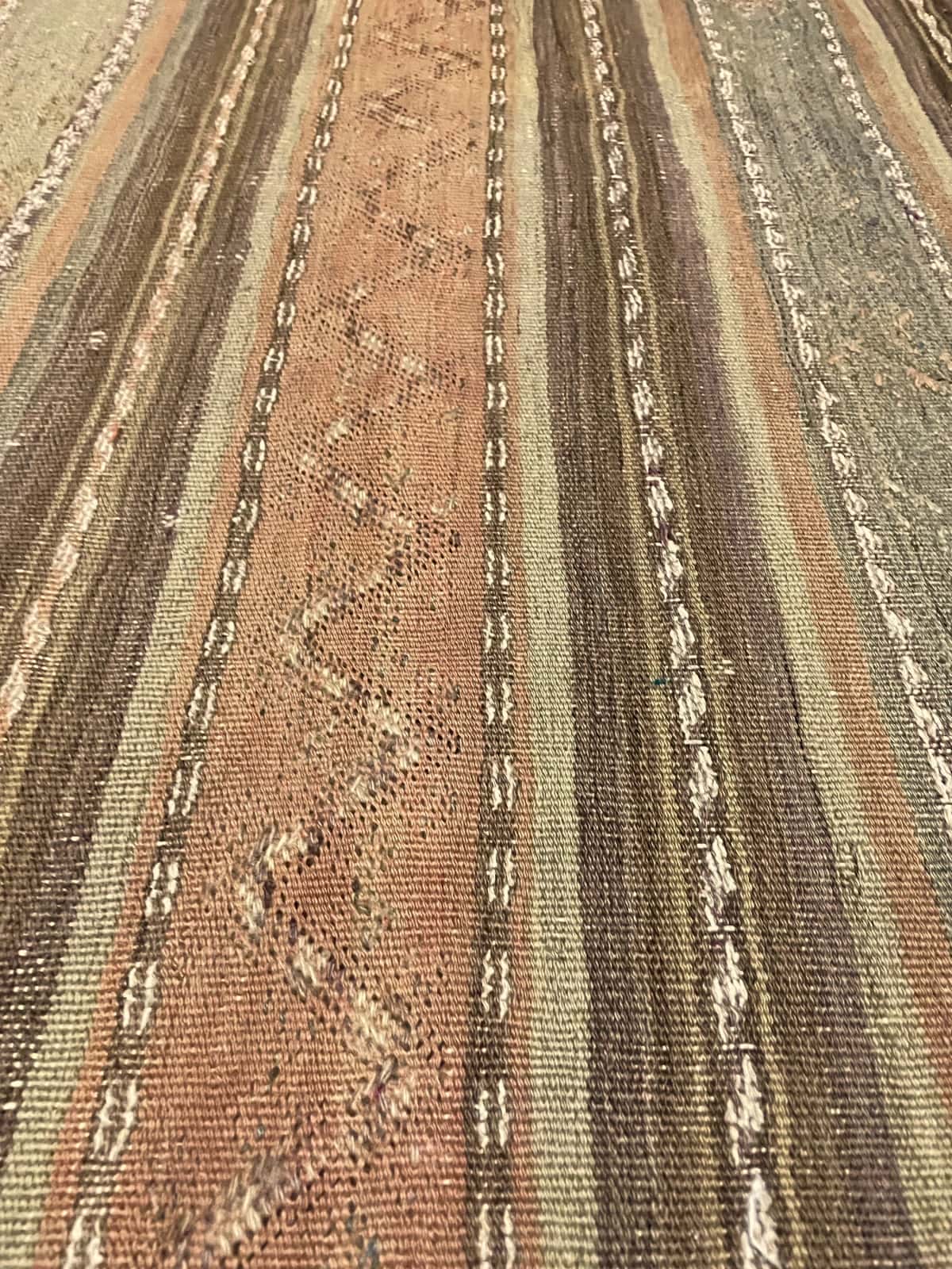 Persian rug of Sumak style in dimensions 268 centimeters length by 153 centimeters width with mainly green and brown colors — Texture close-up