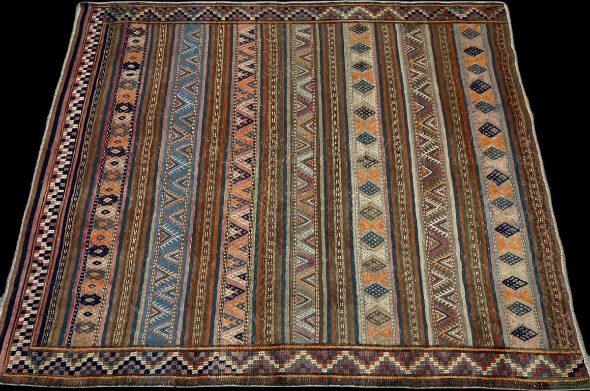 Persian rug of Sumak style in dimensions 188 centimeters length by 160 centimeters width with mainly green and blue colors — Perspective