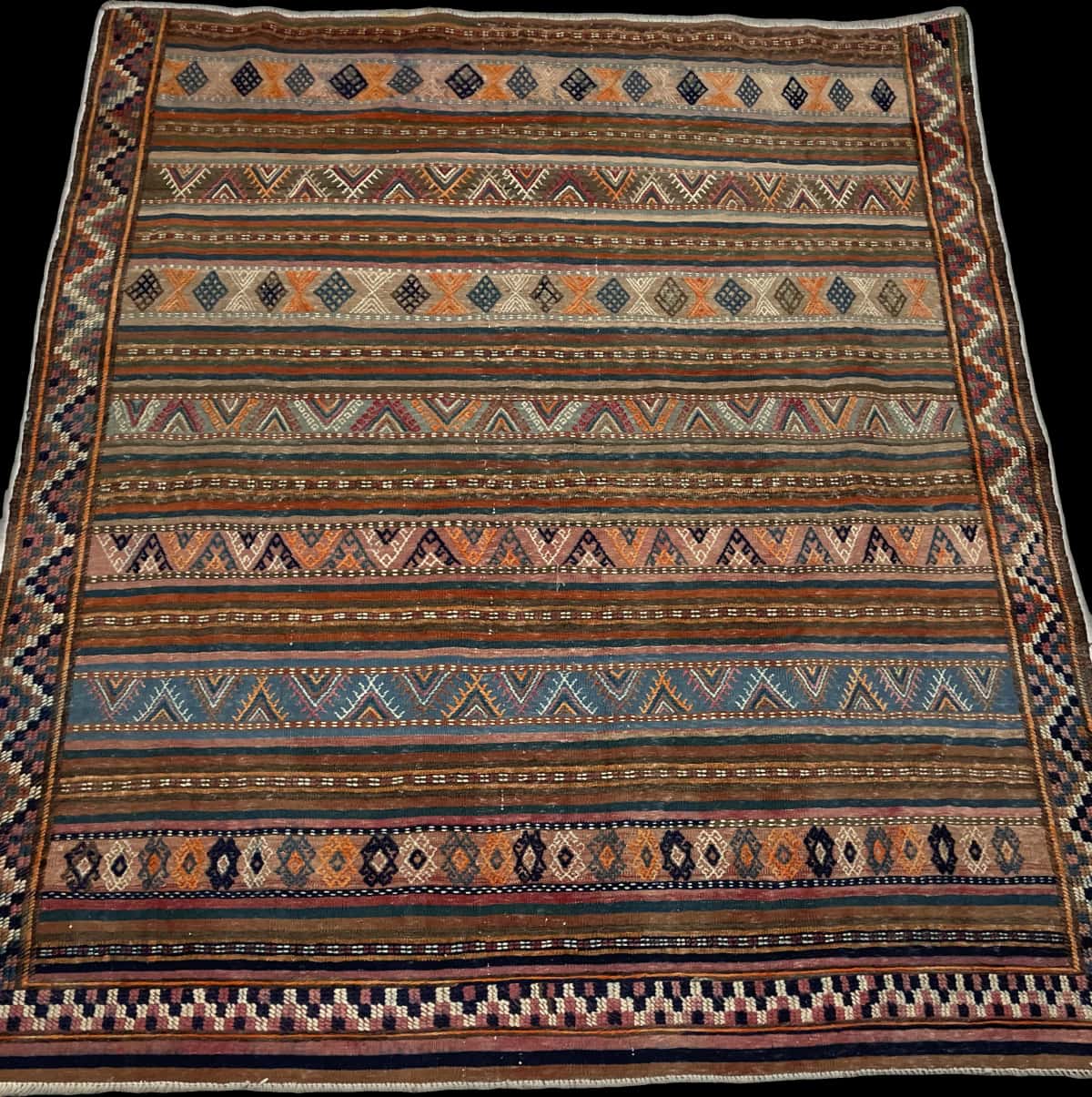 Persian rug of Sumak style in dimensions 188 centimeters length by 160 centimeters width with mainly green and blue colors — Perspective
