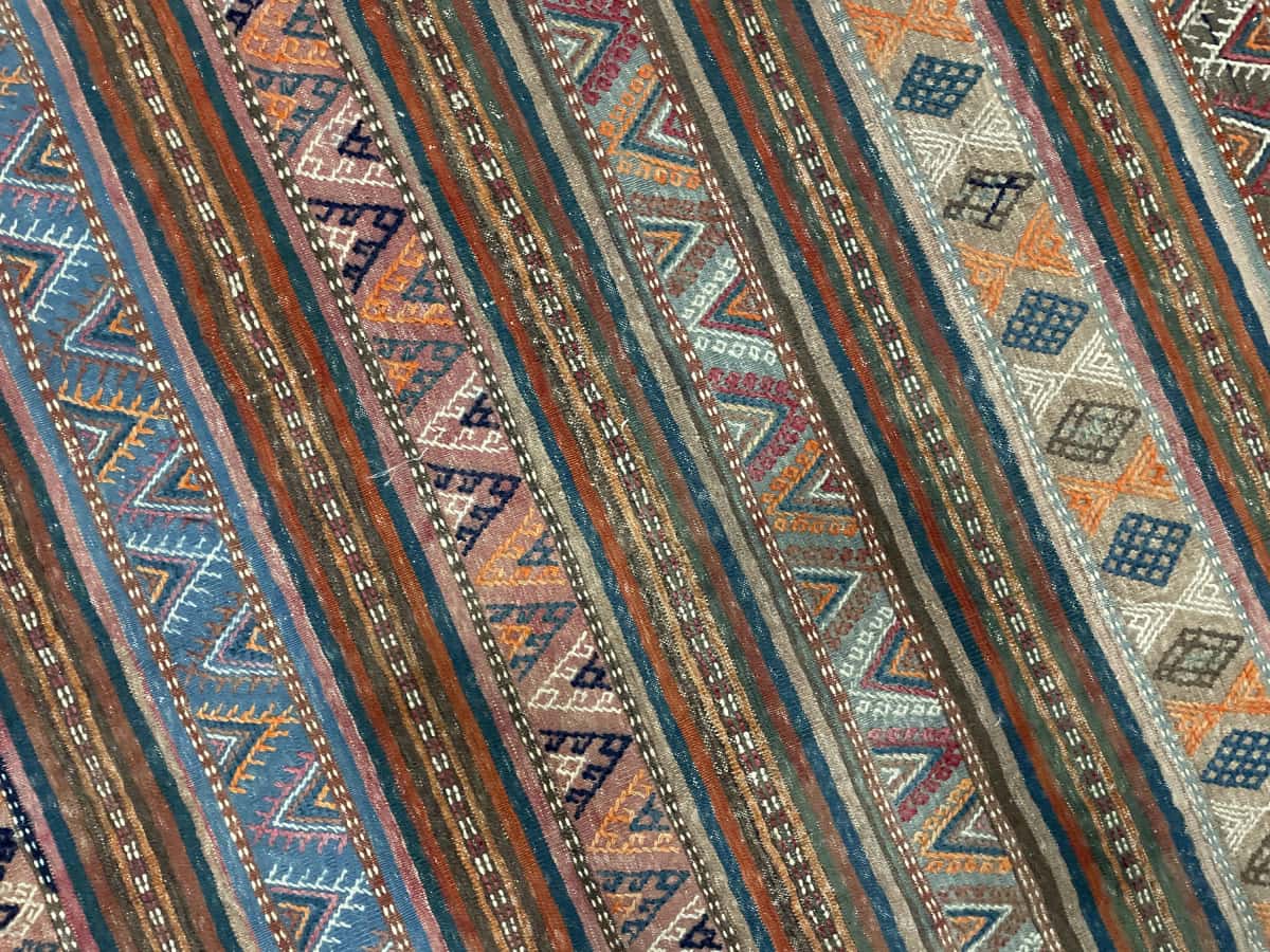Persian rug of Sumak style in dimensions 188 centimeters length by 160 centimeters width with mainly green and blue colors — Texture close-up