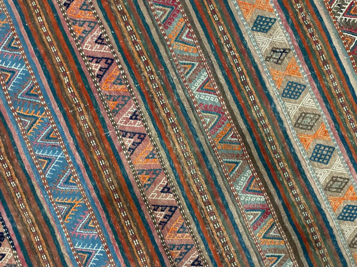 persischer Teppich im Sumak Stil in den Maßen 188 Zentimeter Länge mal 160 Zentimeter Breite mit überwiegend braun Farben — Nahaufnahme der Textur