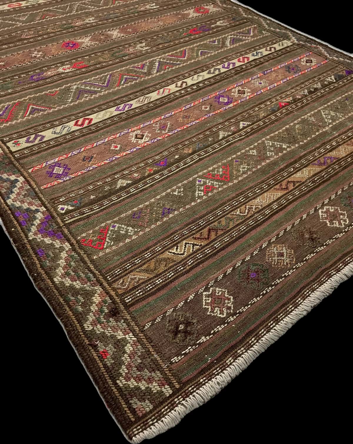 alfombra persa de estilo sumak en dimensiones 260 centímetros de largo por 145 centímetros de ancho — Esquina y borde