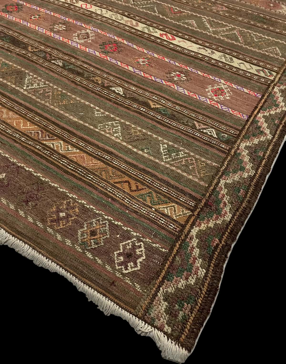 alfombra persa de estilo sumak en dimensiones 260 centímetros de largo por 145 centímetros de ancho — Esquina y borde