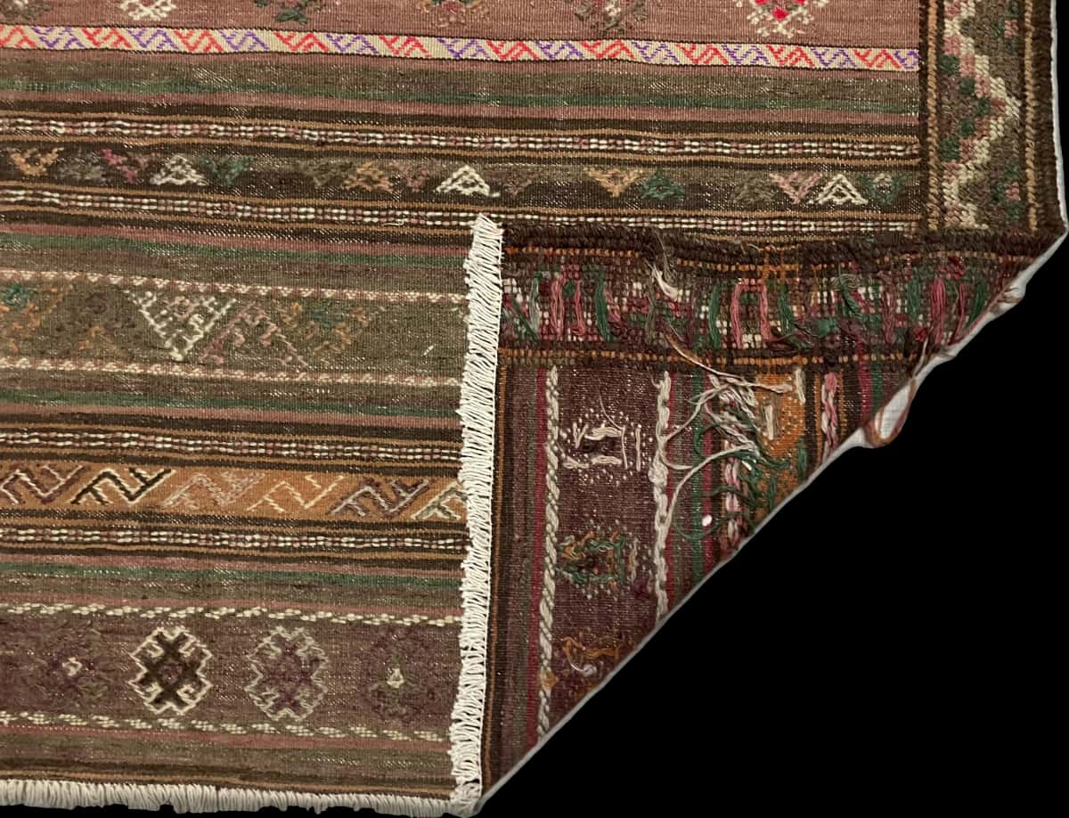 alfombra persa de estilo sumak en dimensiones 260 centímetros de largo por 145 centímetros de ancho — Plegada