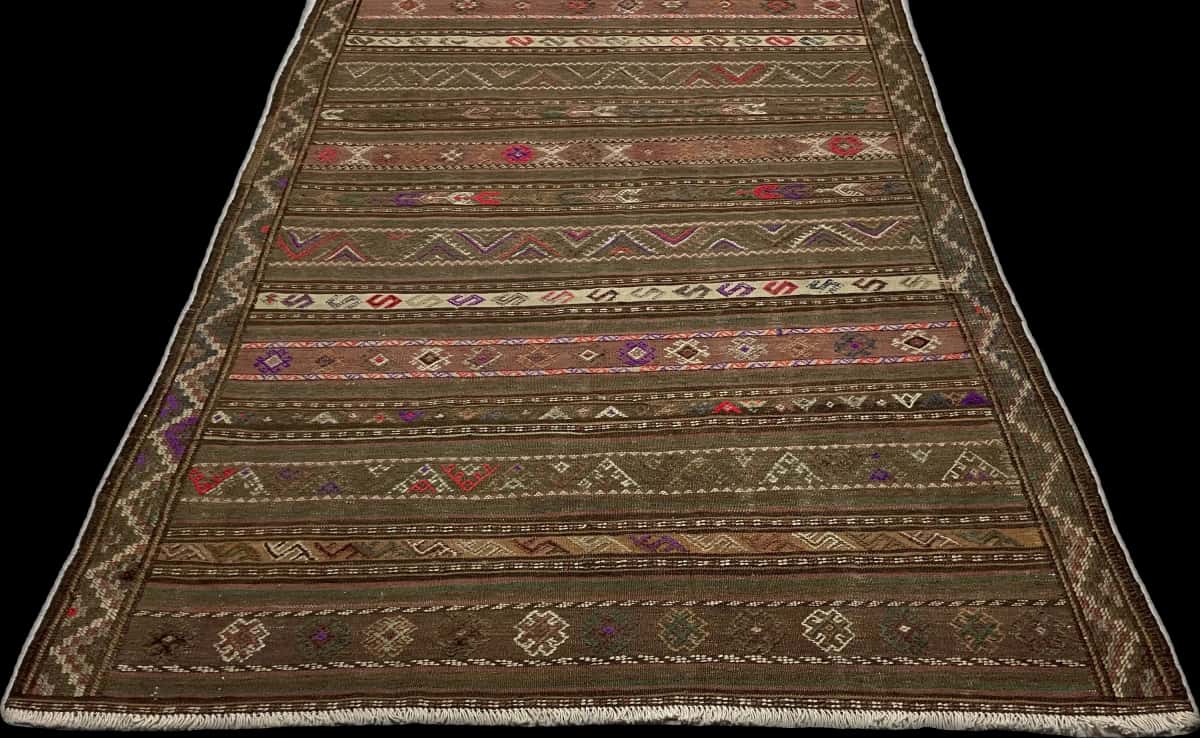 alfombra persa de estilo sumak en dimensiones 260 centímetros de largo por 145 centímetros de ancho — Perspectiva