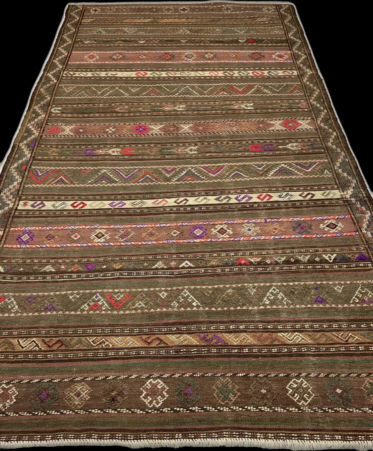 alfombra persa de estilo sumak en dimensiones 260 centímetros de largo por 145 centímetros de ancho — Perspectiva