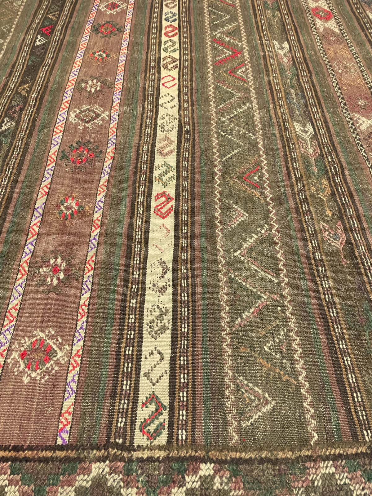 alfombra persa de estilo sumak en dimensiones 260 centímetros de largo por 145 centímetros de ancho — Primer plano de la textura