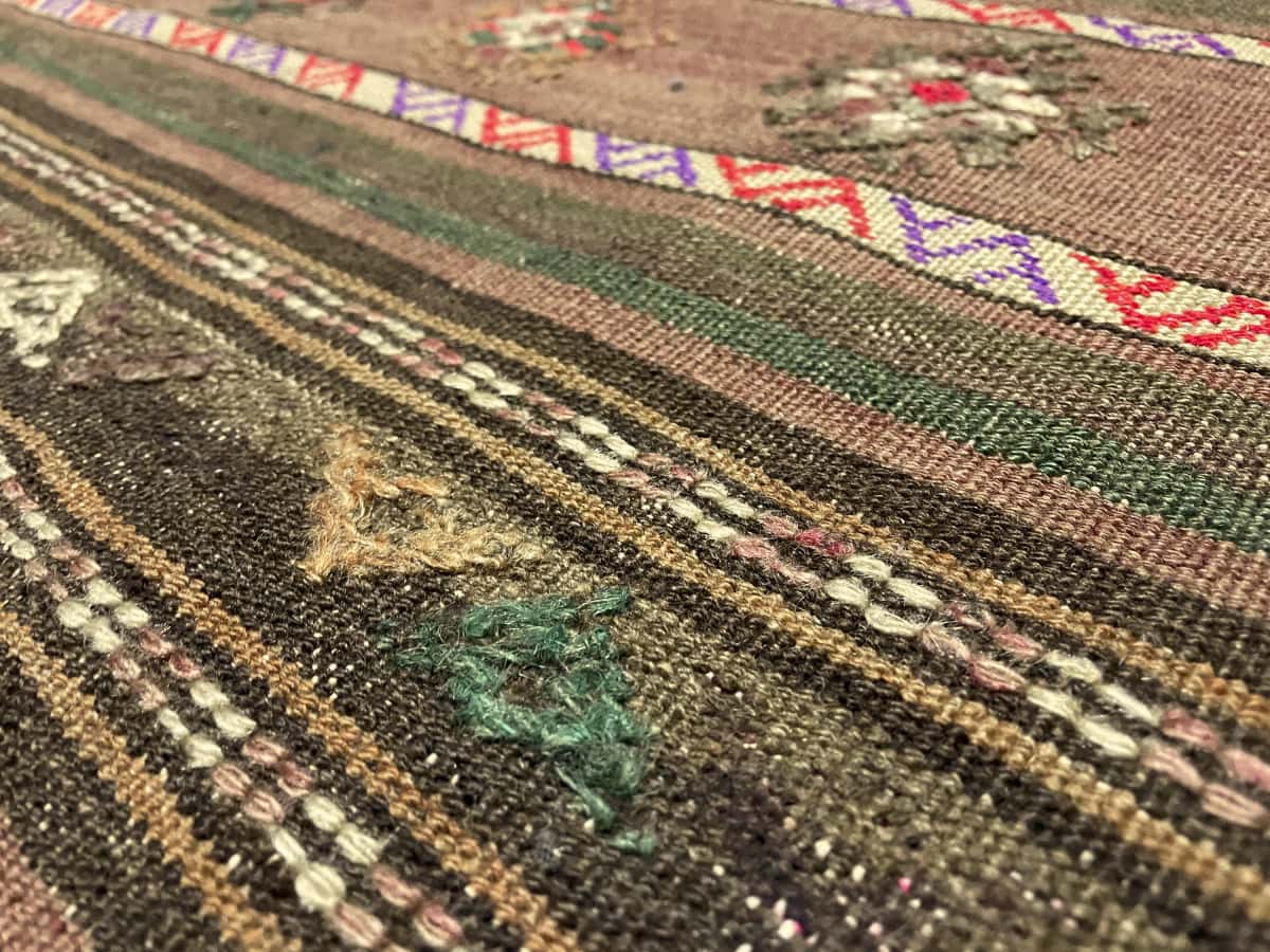 alfombra persa de estilo sumak en dimensiones 260 centímetros de largo por 145 centímetros de ancho — Primer plano de la textura