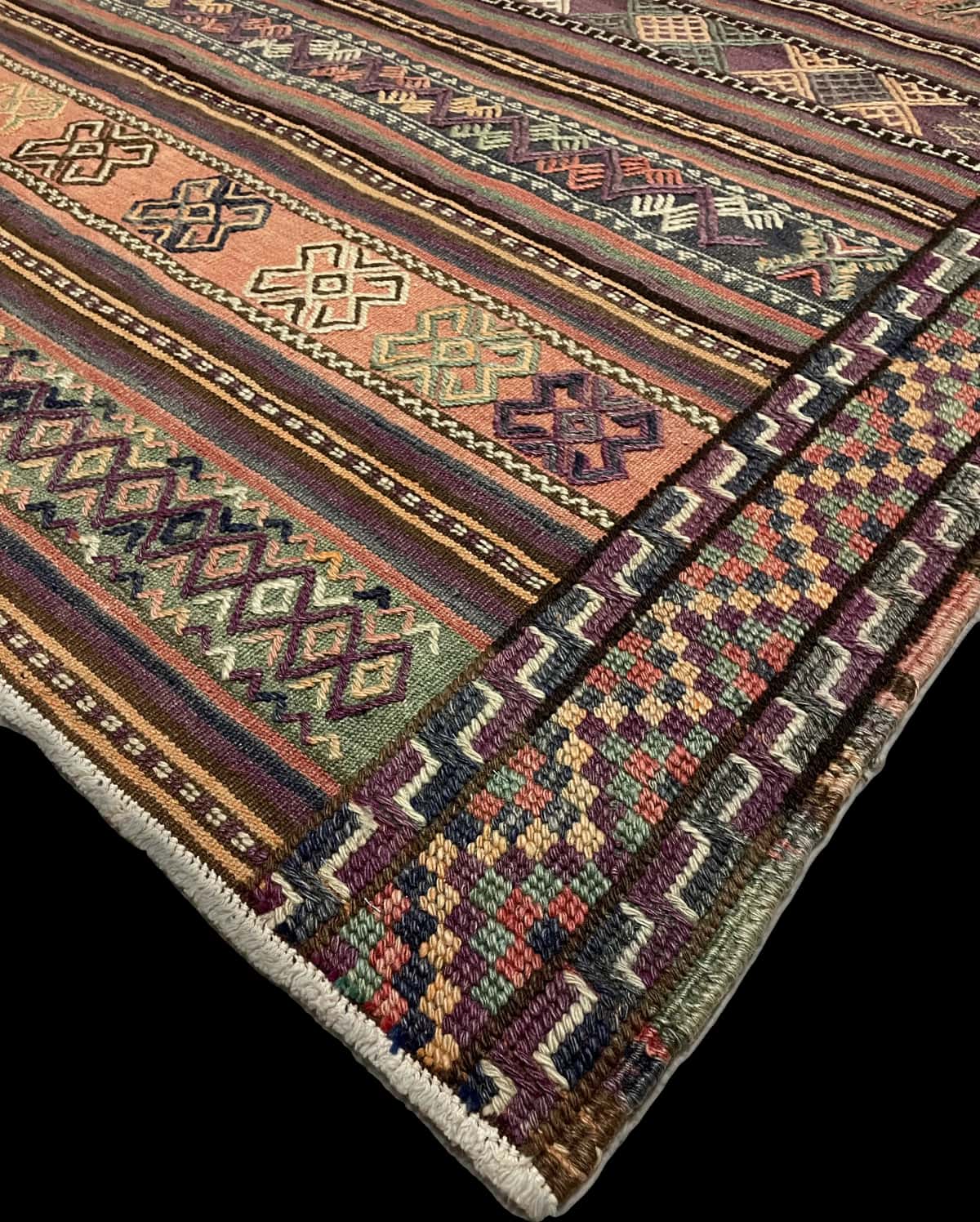 Persian rug of Sumak style in dimensions 205 centimeters length by 151 centimeters width with mainly purple and brown colors — Corner & edge