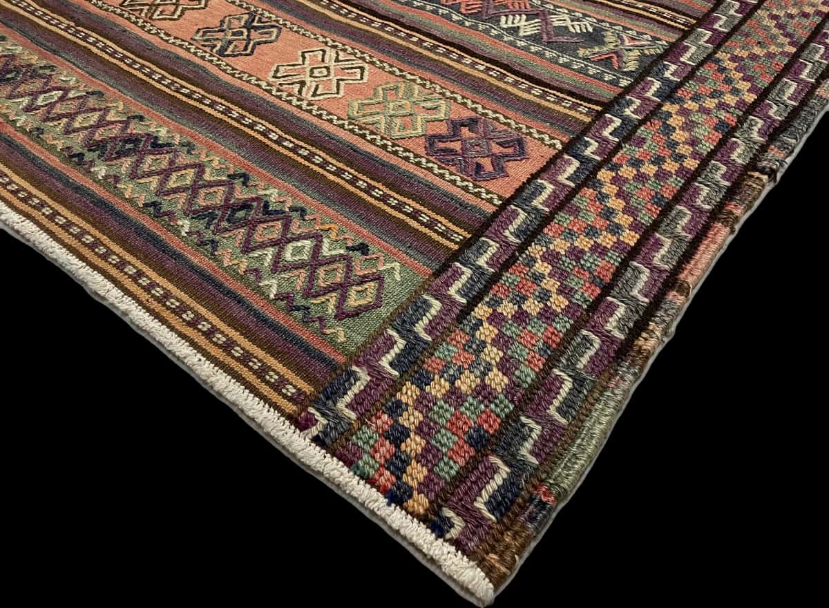 Persian rug of Sumak style in dimensions 205 centimeters length by 151 centimeters width with mainly purple and brown colors — Corner & edge