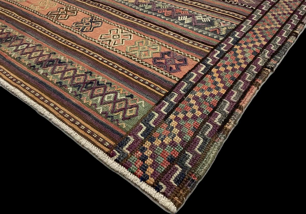 Persian rug of Sumak style in dimensions 205 centimeters length by 151 centimeters width with mainly purple and brown colors — Corner & edge