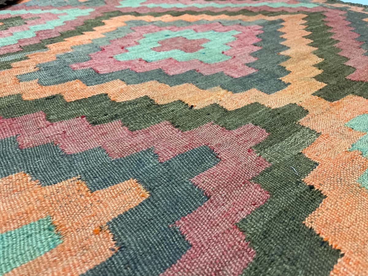 Persian rug of Khorasan style in dimensions 133 centimeters length by 130 centimeters width with mainly orange and red colors — Texture close-up