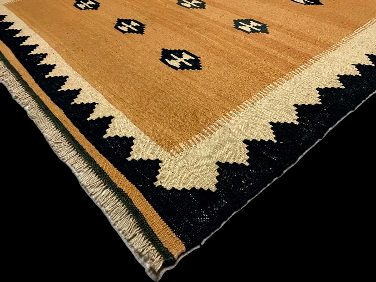 Persian rug of Kilim style in dimensions 231 centimeters length by 160 centimeters width with mainly yellow colors — Corner & edge