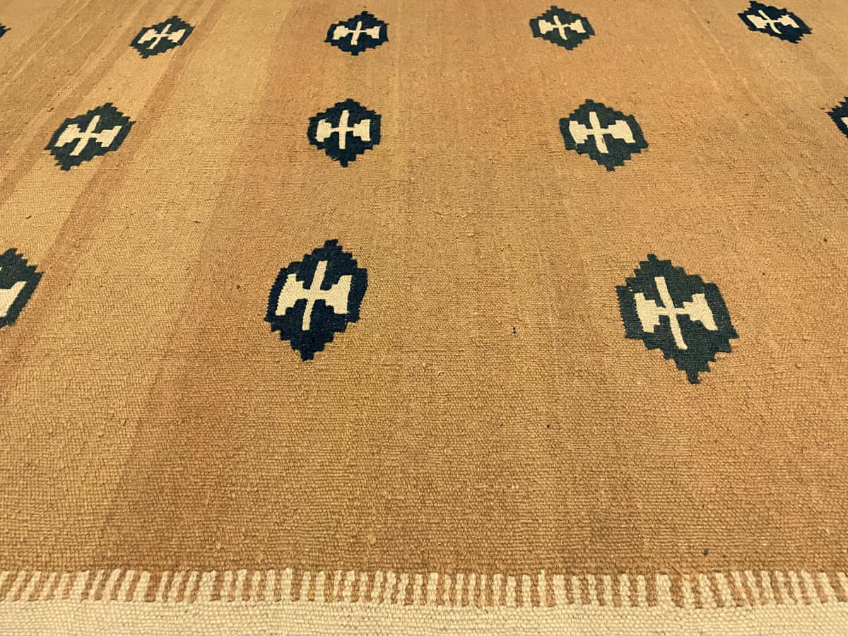 Persian rug of Kilim style in dimensions 231 centimeters length by 160 centimeters width with mainly yellow colors — Texture close-up
