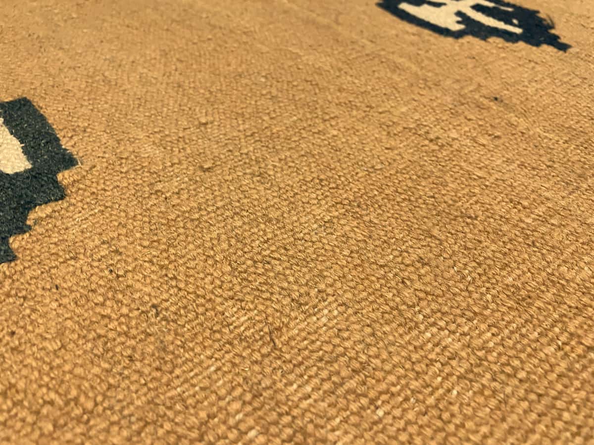 Persian rug of Kilim style in dimensions 231 centimeters length by 160 centimeters width with mainly yellow colors — Texture close-up