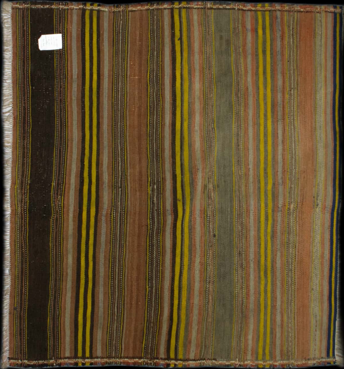 alfombra en dimensiones 143 centímetros de largo por 132 centímetros de ancho con colores principalmente amarillo y marrón — Detalle