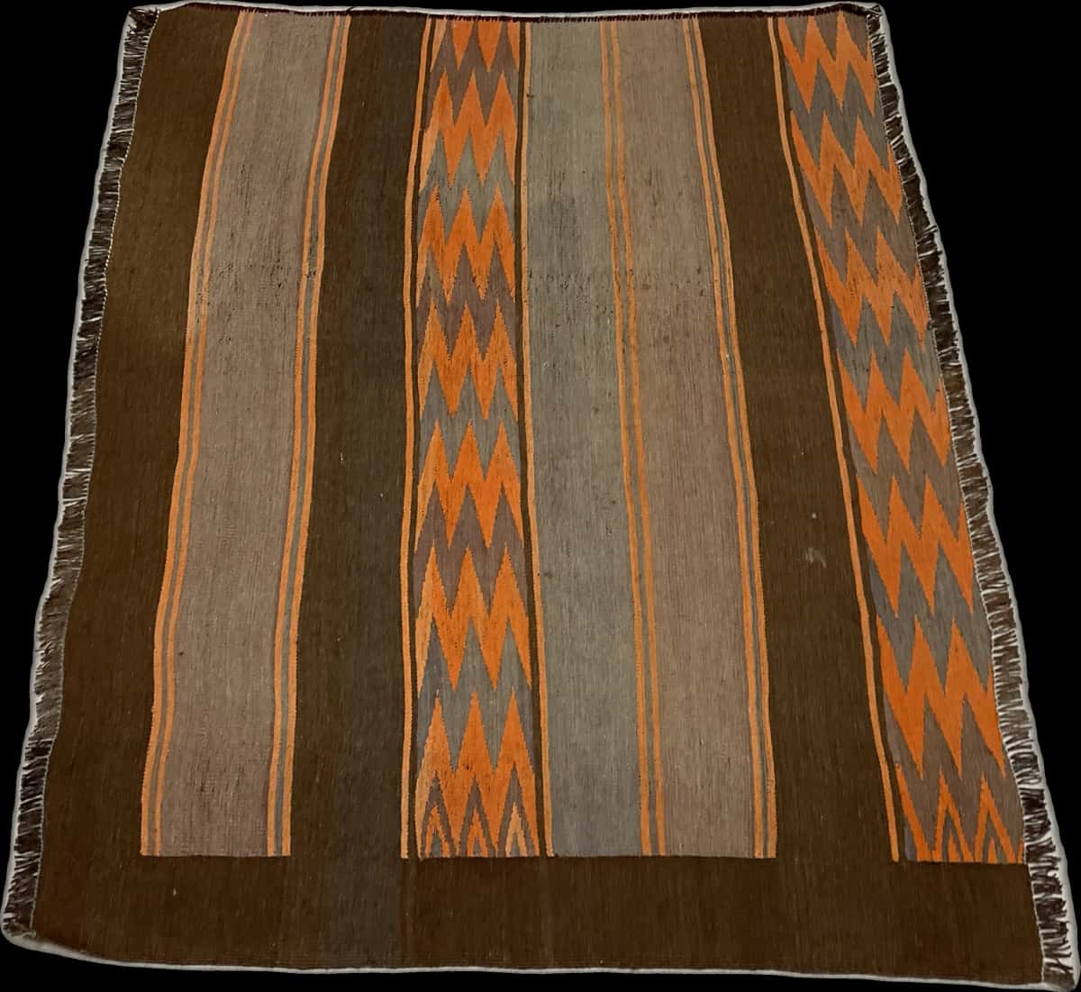 alfombra persa de estilo kilim en dimensiones 137 centímetros de largo por 115 centímetros de ancho con colores principalmente naranja y marrón — Perspectiva