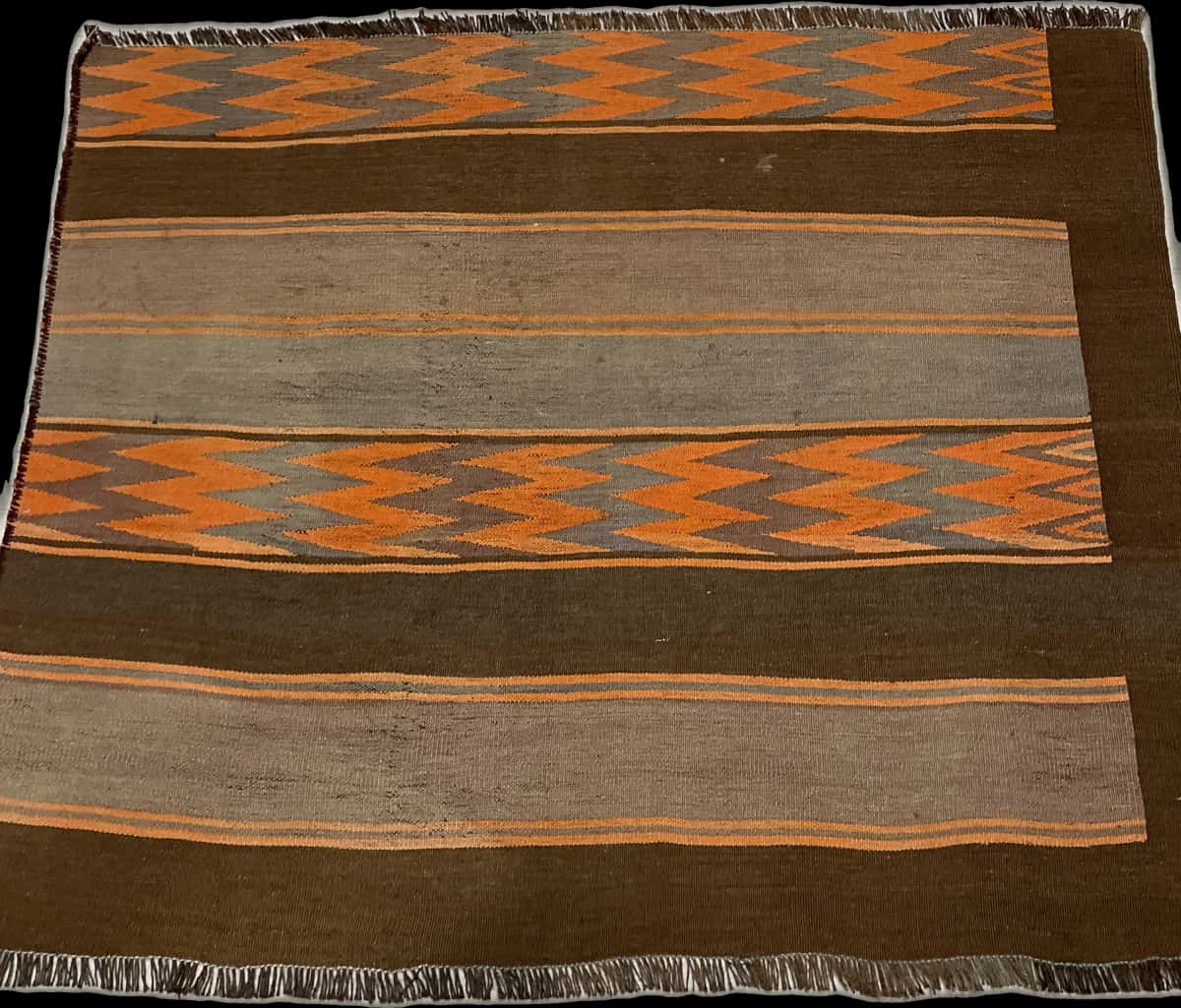 alfombra persa de estilo kilim en dimensiones 137 centímetros de largo por 115 centímetros de ancho con colores principalmente naranja y marrón — Perspectiva