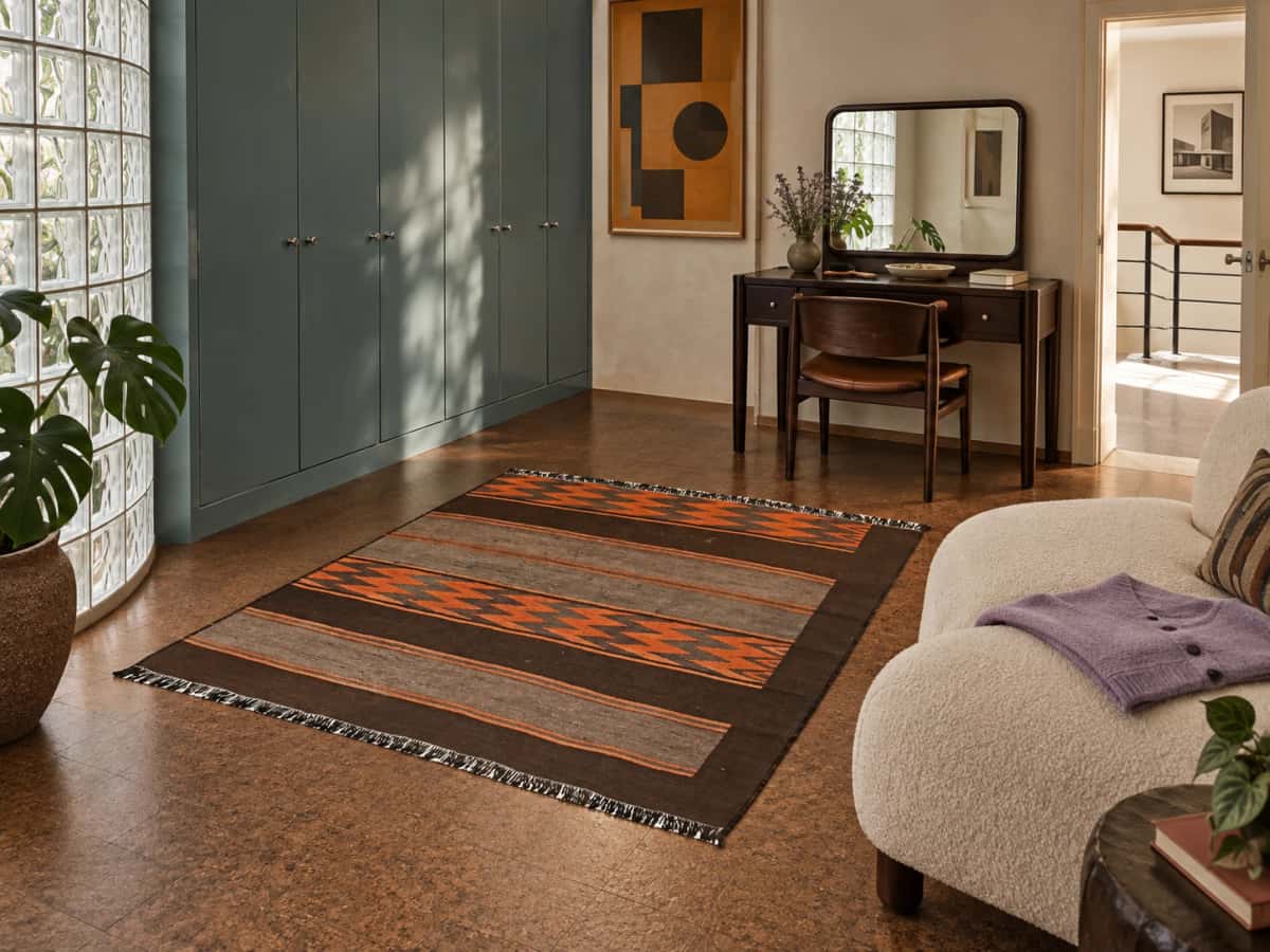 Persian Kilim, 115x137 cm, mainly orange and brown — In a room