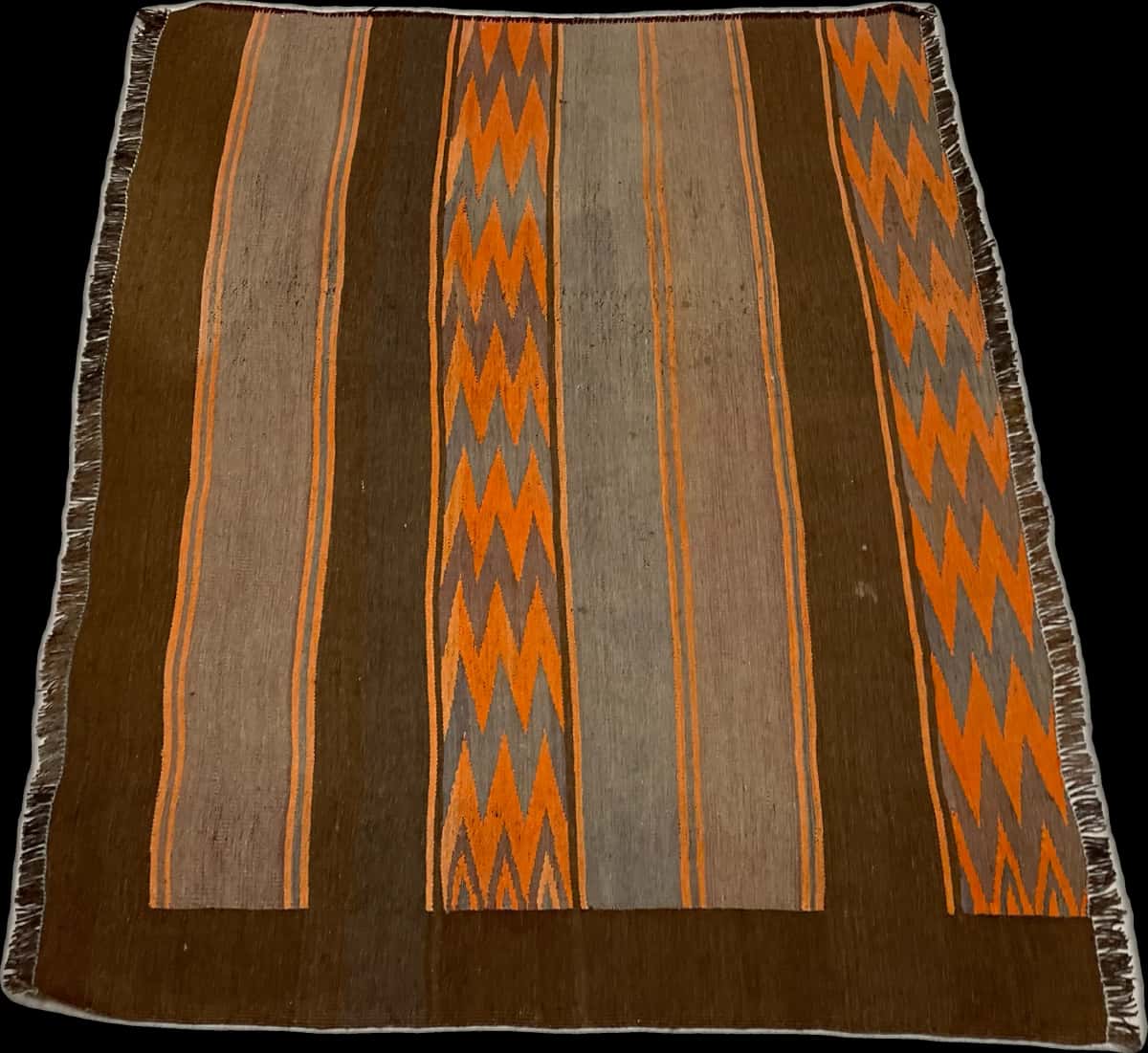 persischer Teppich im Kilim Stil in den Maßen 137 Zentimeter Länge mal 115 Zentimeter Breite mit überwiegend orange und braun Farben — Perspektive