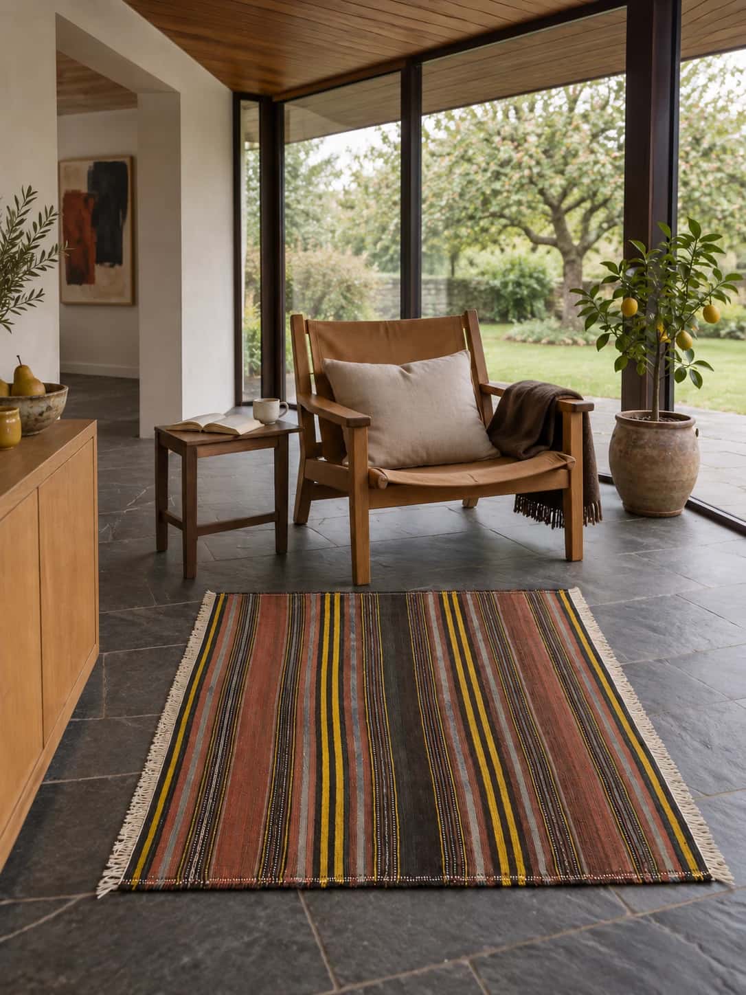 Alfombra persa kilim sumak, 117x141 cm, principalmente en amarillo y marrón — En una habitación