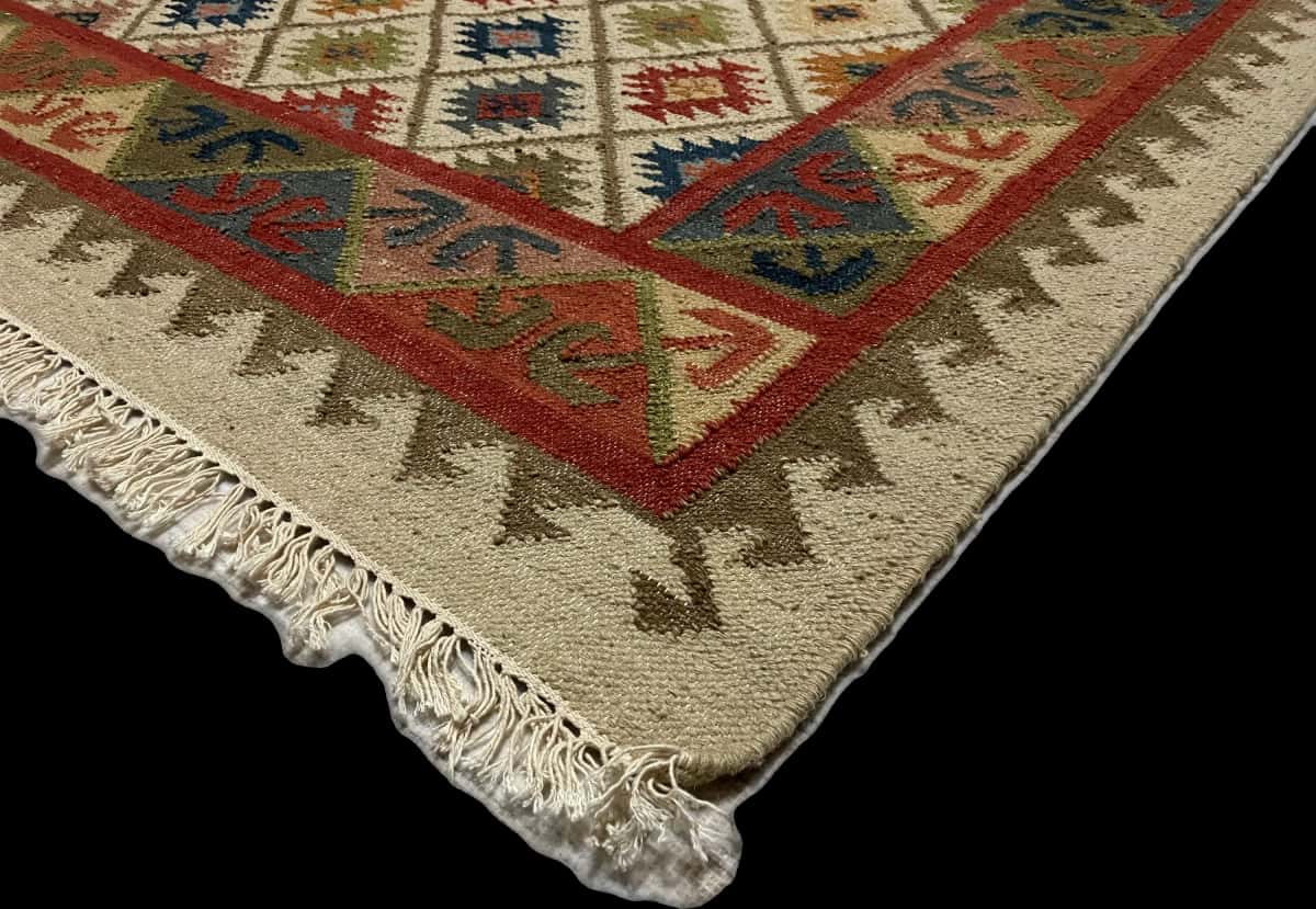 Indian rug of Kilim style in dimensions 274 centimeters length by 183 centimeters width with mainly beige and colorful colors — Corner & edge
