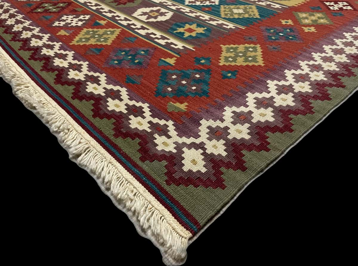 alfombra turca de estilo alfombra kilim en dimensiones 207 centímetros de largo por 205 centímetros de ancho con colores principalmente rojo y azul — Esquina y borde