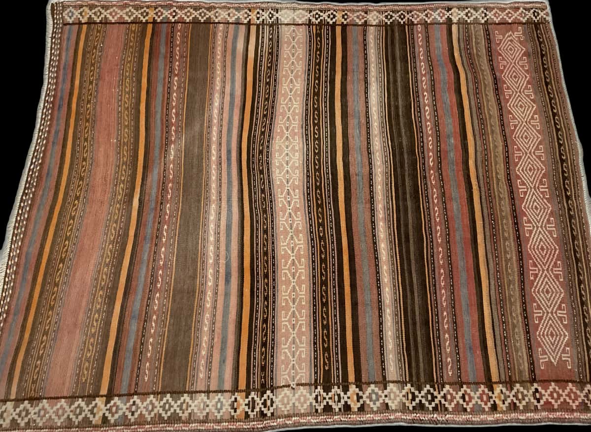 Persian rug of Sumak style in dimensions 180 centimeters length by 145 centimeters width with mainly orange colors — Perspective