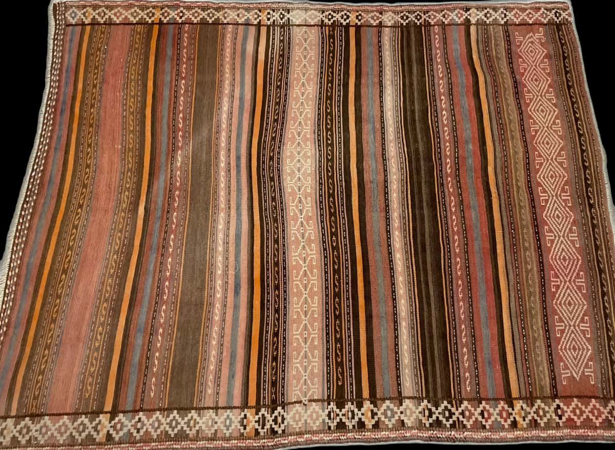 Persian rug of Sumak style in dimensions 180 centimeters length by 145 centimeters width with mainly orange colors — Perspective