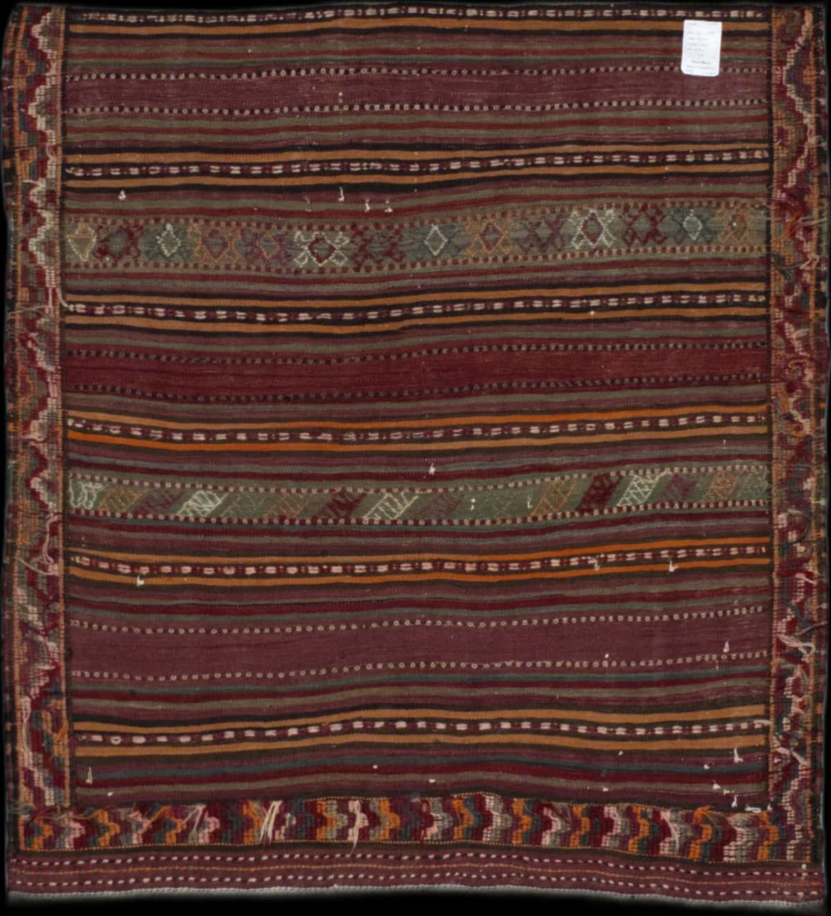 Persian rug in dimensions 140 centimeters length by 128 centimeters width with mainly brown colors — Detail