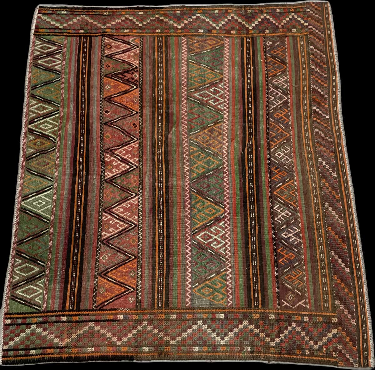 Persian rug of Sumak style in dimensions 155 centimeters length by 135 centimeters width with mainly green and brown colors — Perspective