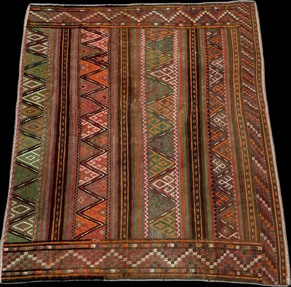 Persian rug of Sumak style in dimensions 155 centimeters length by 135 centimeters width with mainly green and brown colors — Perspective