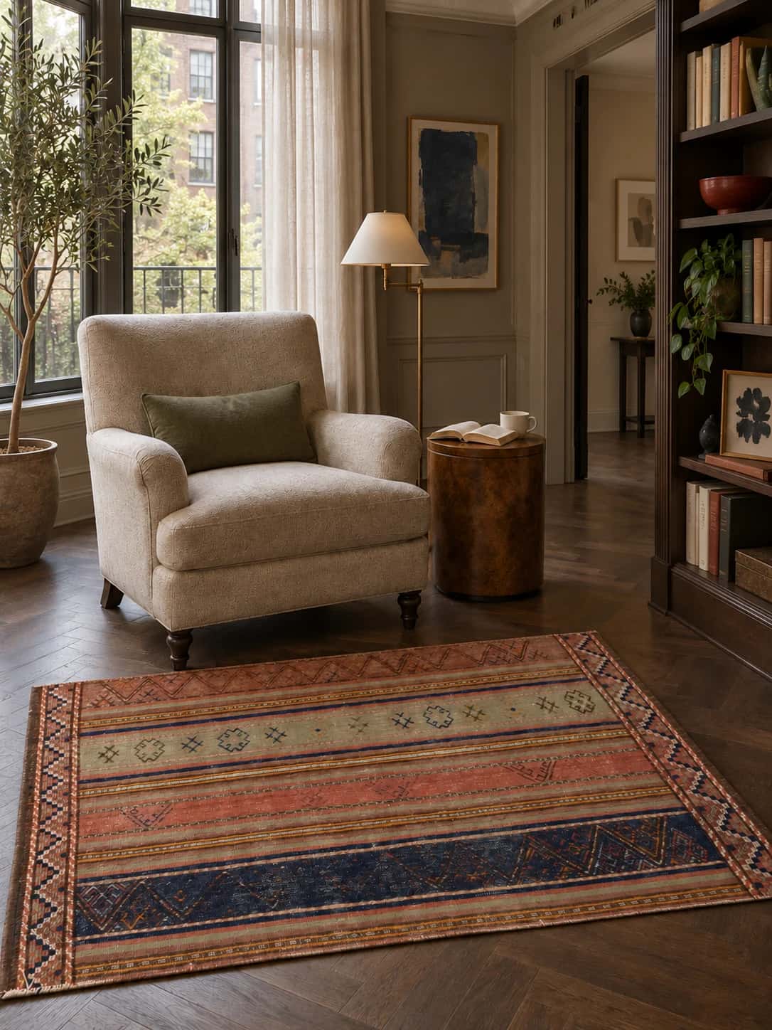 Alfombra persa kilim sumak, geométrica, 108x162 cm, de colores variados — En una habitación