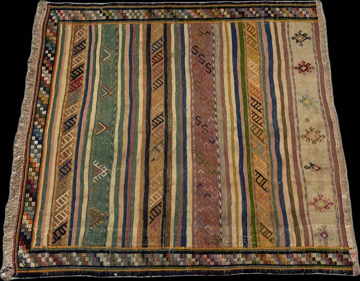 Persian rug of Sumak style in dimensions 128 centimeters length by 120 centimeters width with mainly green and yellow colors — Perspective