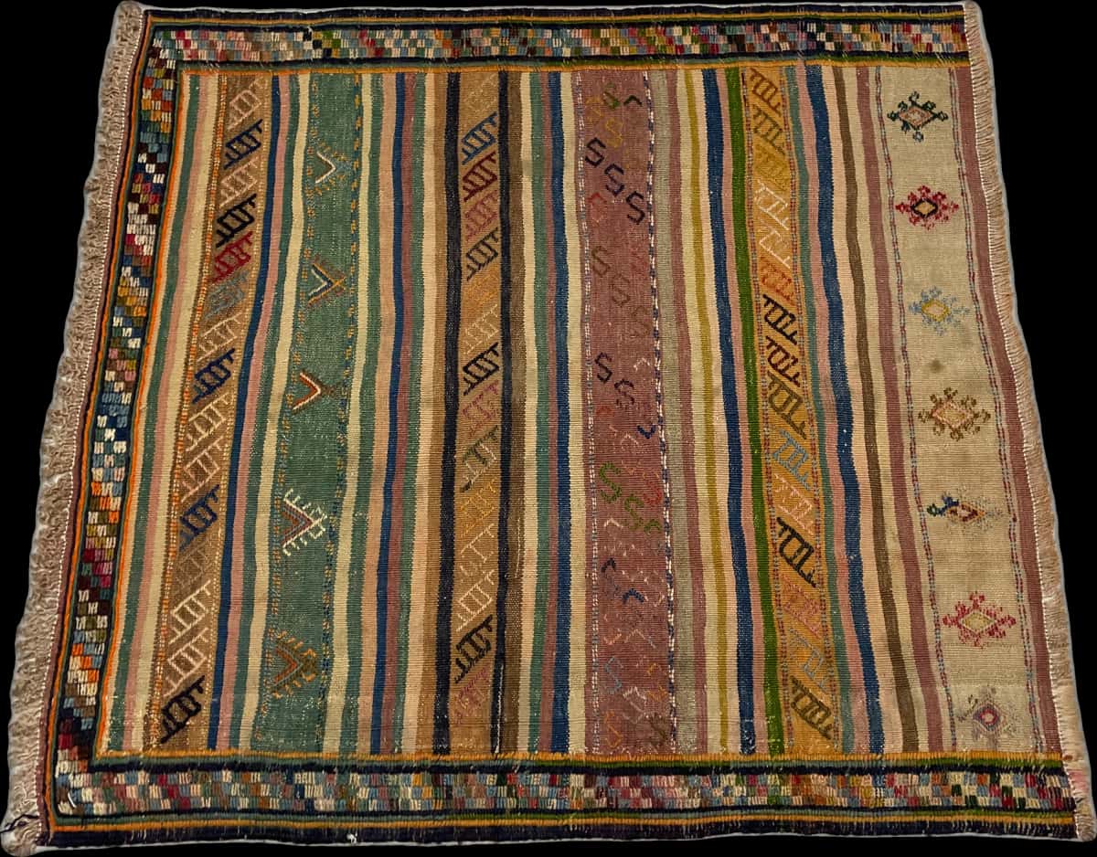 Persian rug of Sumak style in dimensions 128 centimeters length by 120 centimeters width with mainly green and yellow colors — Perspective