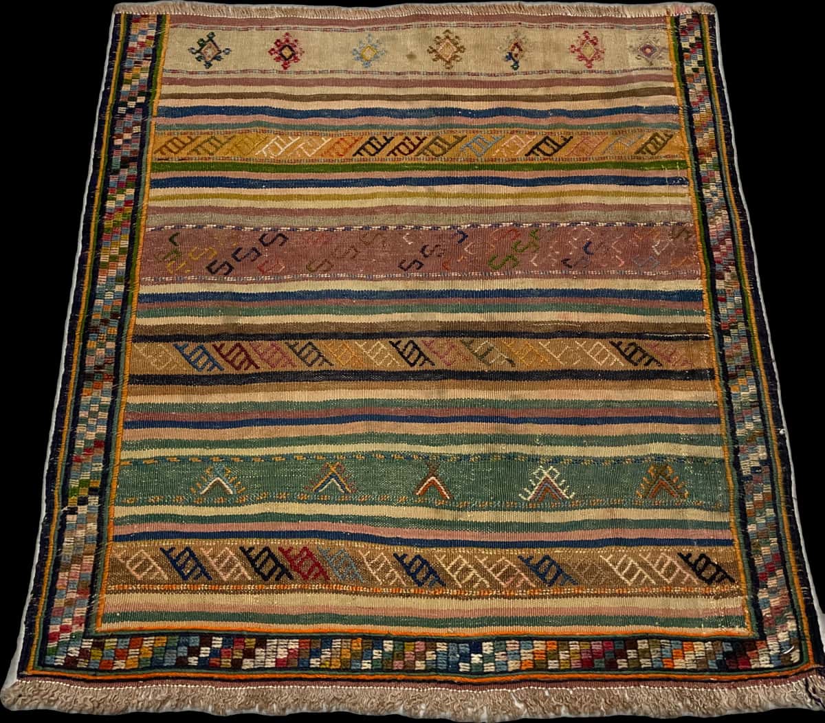 Persian rug of Sumak style in dimensions 128 centimeters length by 120 centimeters width with mainly green and yellow colors — Perspective