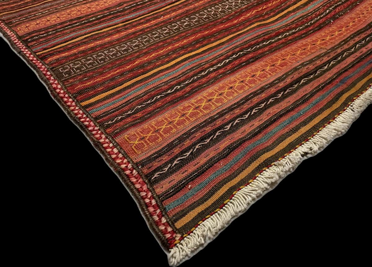 Persian rug of Sumak style in dimensions 206 centimeters length by 151 centimeters width with mainly red and orange colors — Corner & edge