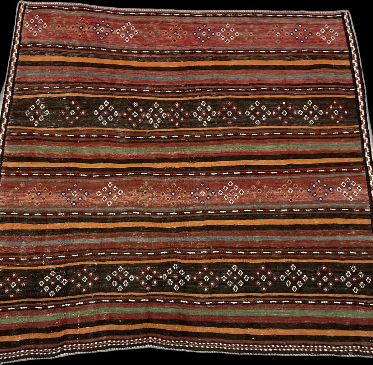 Persian rug of Sumak style in dimensions 125 centimeters length by 120 centimeters width with mainly red and black colors — Perspective