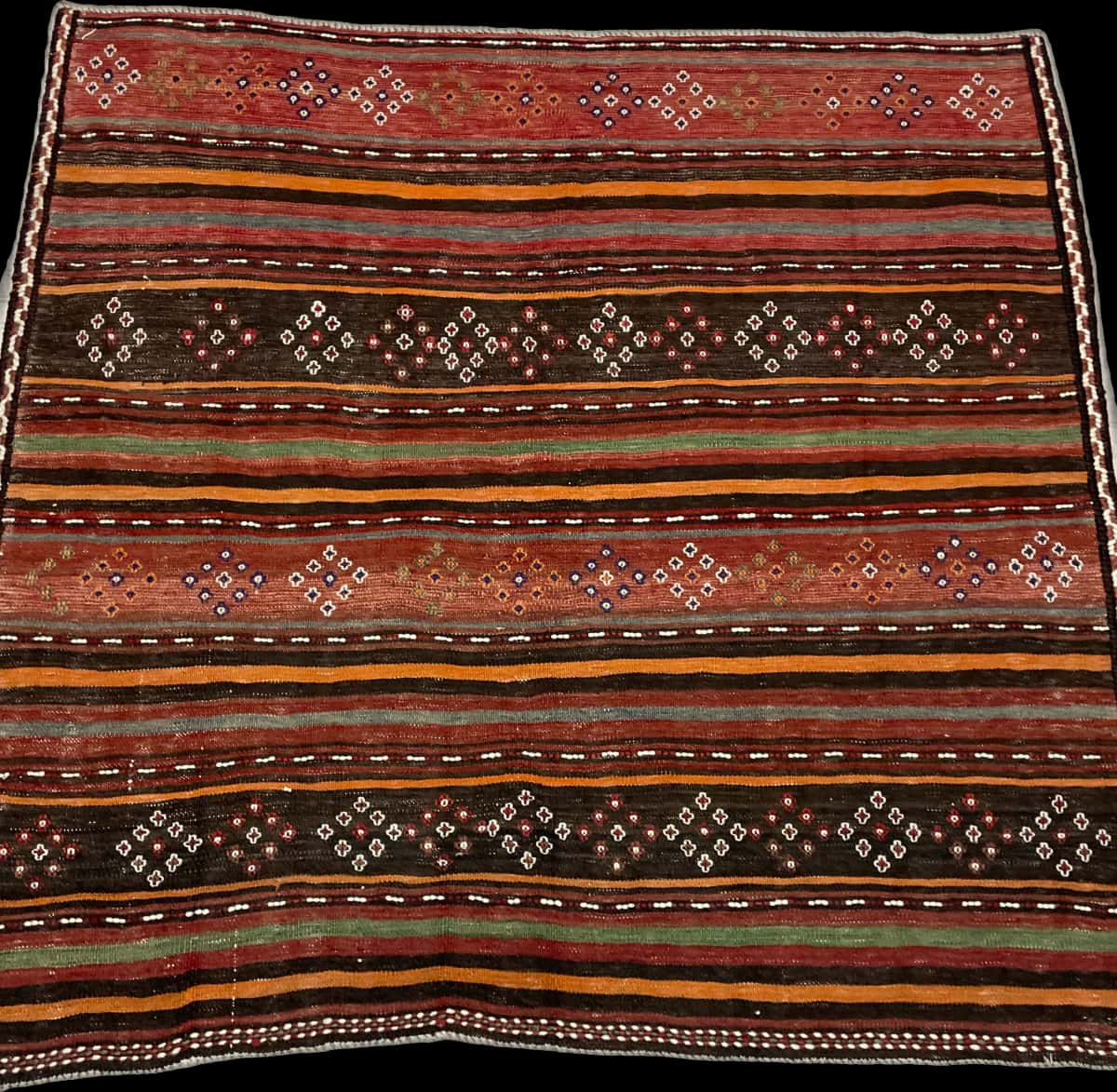 Persian rug of Sumak style in dimensions 125 centimeters length by 120 centimeters width with mainly red and black colors — Perspective