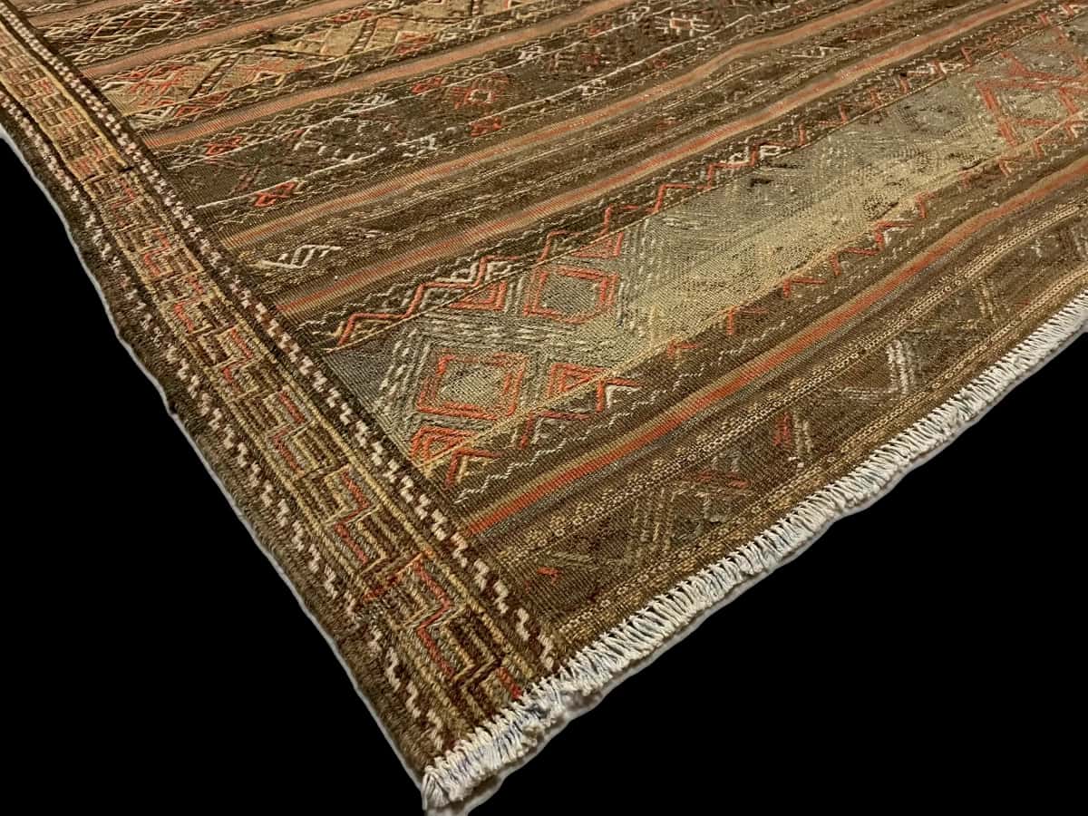 Persian Sumak Kilim rug, 155x240 cm, mainly brown — Corner & edge