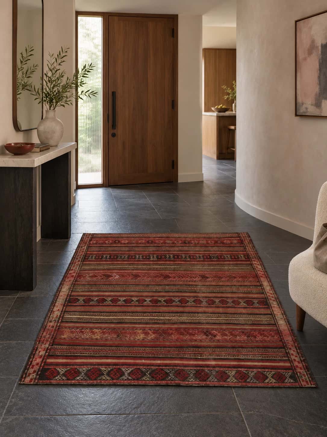 Alfombra persa kilim sumak, 152x168 cm, principalmente en marrón — En una habitación