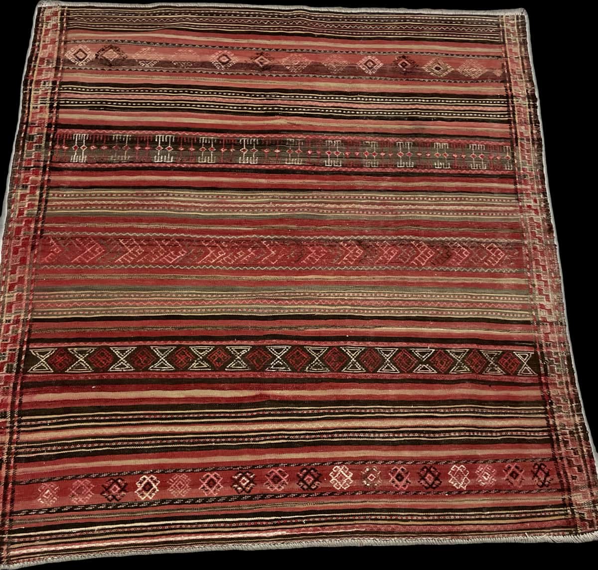 Persian rug of Sumak style in dimensions 165 centimeters length by 154 centimeters width with mainly red colors — Perspective