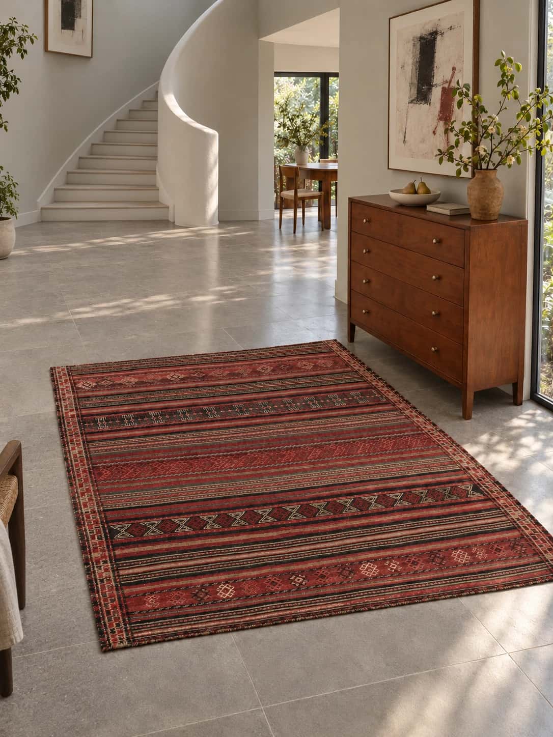 Alfombra persa kilim sumak, 154x165 cm, principalmente en rojo — En una habitación