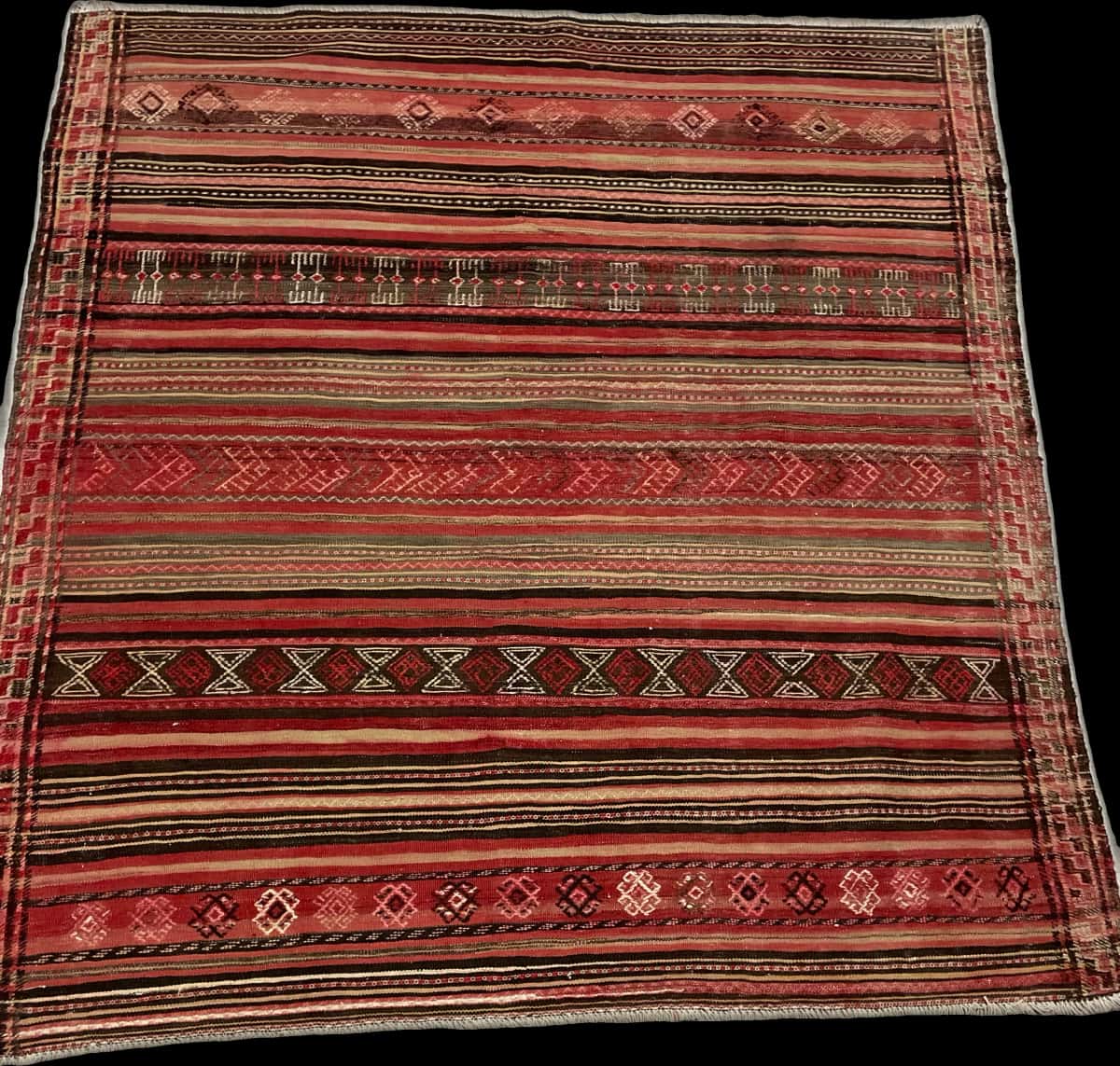 Persian rug of Sumak style in dimensions 165 centimeters length by 154 centimeters width with mainly red colors — Perspective