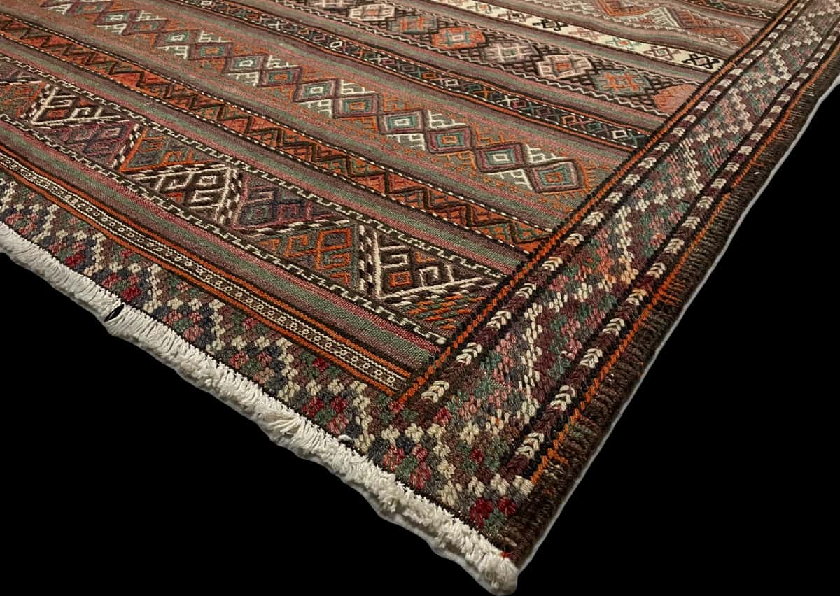 Persian rug of Sumak style in dimensions 247 centimeters length by 160 centimeters width with mainly red and brown colors — Corner & edge