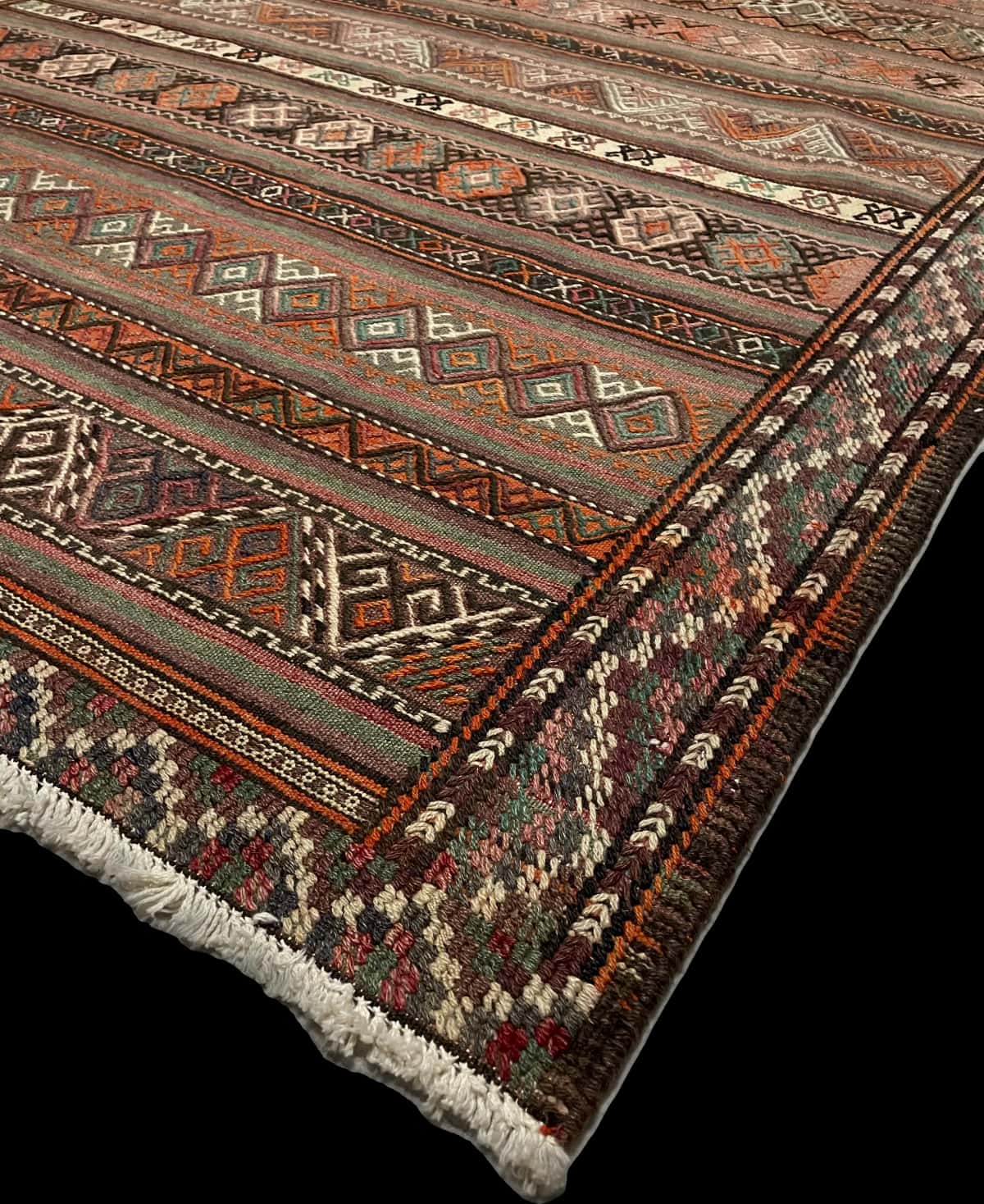 Persian rug of Sumak style in dimensions 247 centimeters length by 160 centimeters width with mainly red and brown colors — Corner & edge